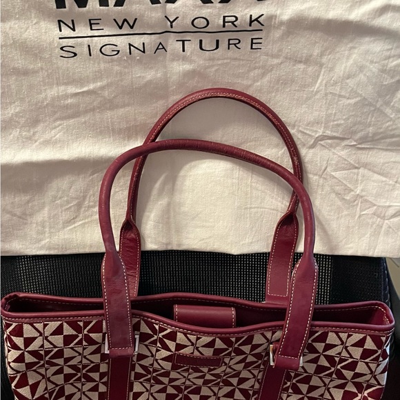 Red Maxx New York tote with dust protector. - Picture 2 of 3